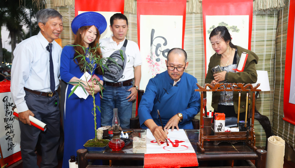 Họa sĩ Giang Phong - Chủ nhiệm Câu lạc bộ Thư họa Bảo Lộc cho chữ các đại biểu