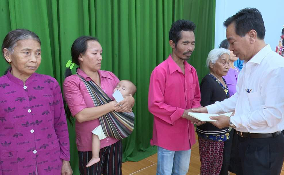 Đồng chí Nguyễn Quý Mỵ - Bí thư Huyện ủy Đạ Huoai thăm hỏi, tặng quà tết cho các gia đình chính sách tiêu biểu, hộ nghèo ở xã Đạ P’loa