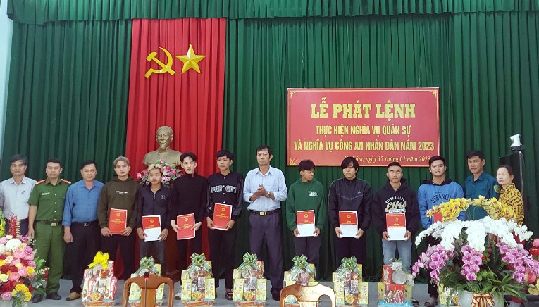 Hội đồng Nghĩa vụ quân sự xã Hà Lâm trao lệnh gọi nhập ngũ cho các công dân