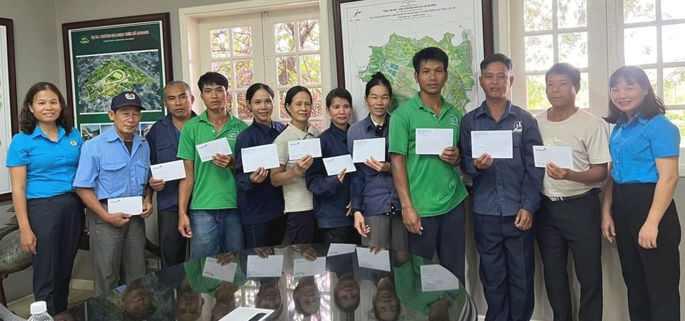 LĐLĐ huyện Đạ Huoai thăm hỏi, tặng quà người lao độngdịp Tết Nguyên đán Quý Mão 2023