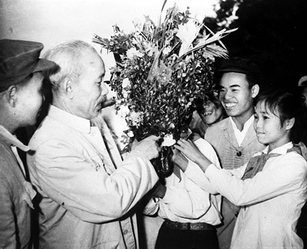 Chị Võ Thị Minh Châu vinh dự được tặng hoa chào đón Chủ tịch Hồ Chí Minh về thăm quê nhà, ngày 9.12.1961