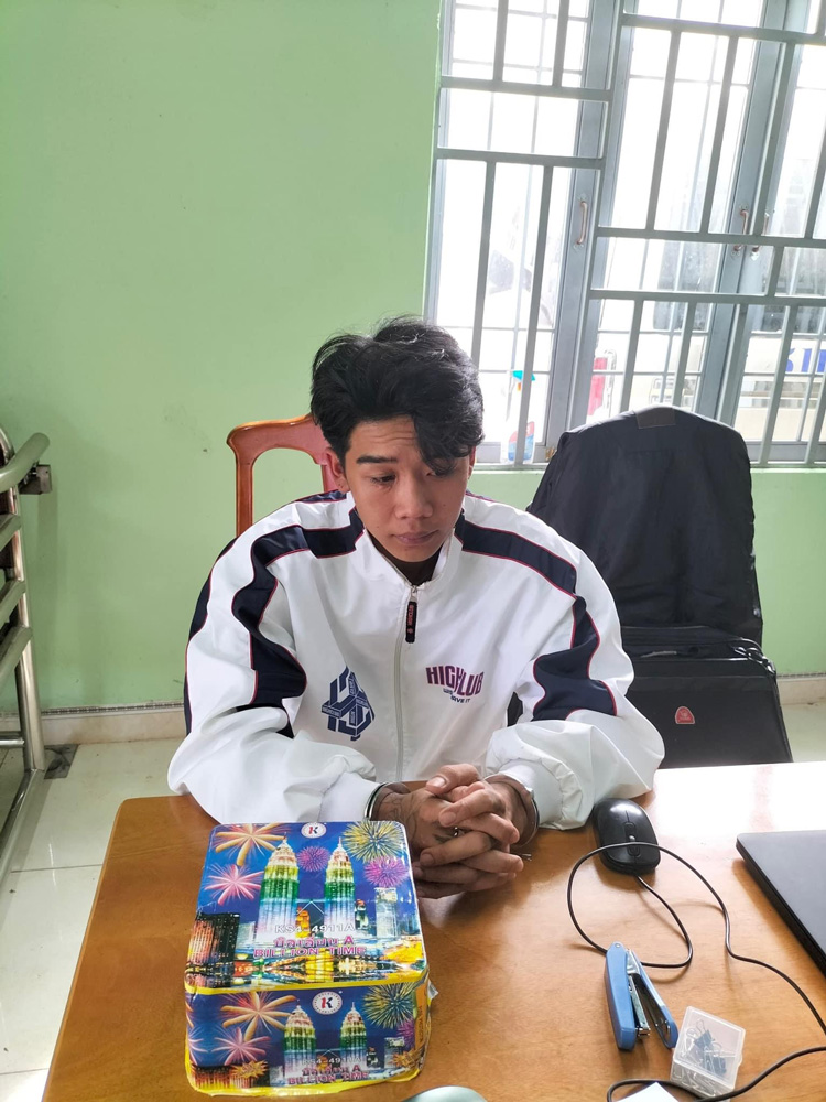 Công an huyện Đam Rông bắt giữ đối tượng Nguyễn Văn Hoàng khi đang vận chuyển 1 bánh pháo hoa nổ đi bán trái phép