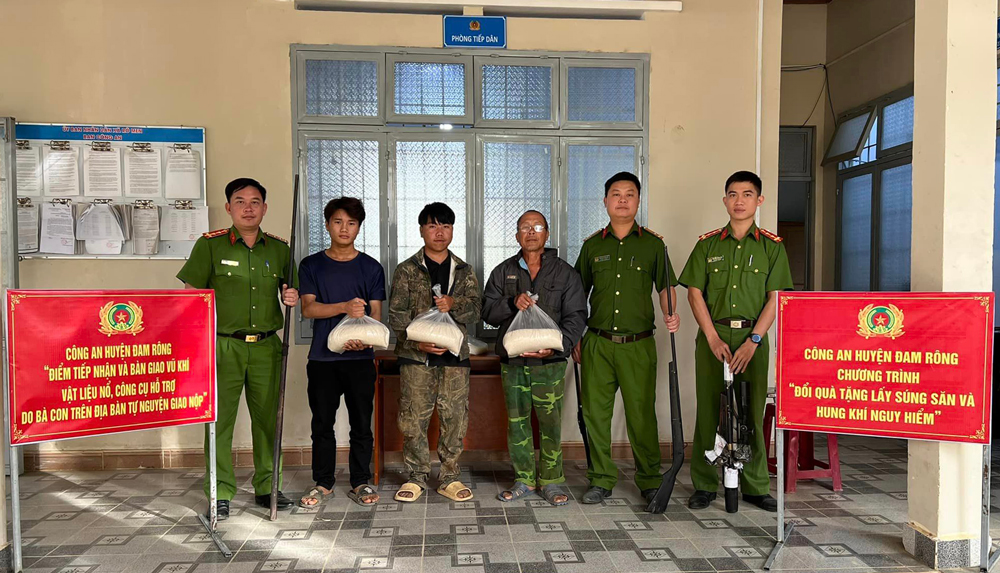 Công an huyện Đam Rông tổ chức chương trình đổi quà tặng lấy vũ khí, hung khí 