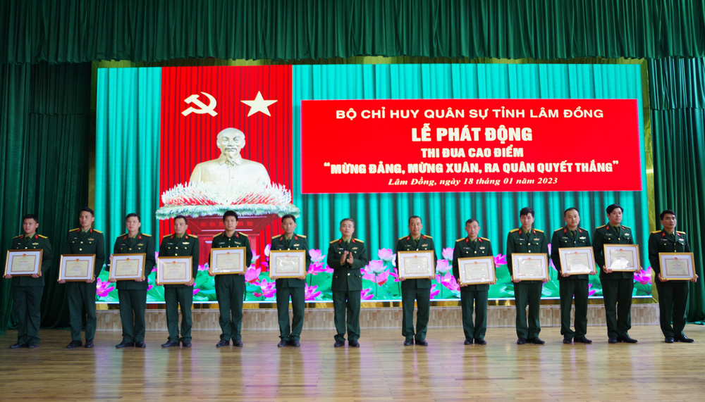 Bộ Chỉ huy Quân sự tỉnh đã khen thưởng các cá nhân, tập thể tiêu biểu trong đợt thi đua chào mừng 50 năm chiến thắng Hà Nội - Điện Biên Phủ trên không