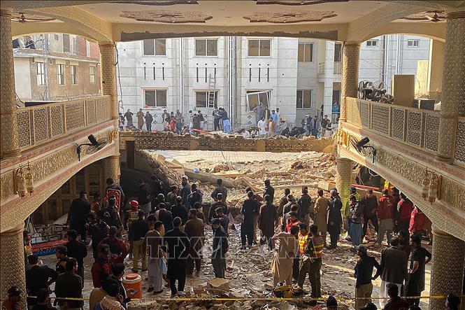 Lực lượng an ninh Pakistan điều tra tại hiện trường vụ nổ khu đền thờ ở Peshawar, ngày 30/1/2023