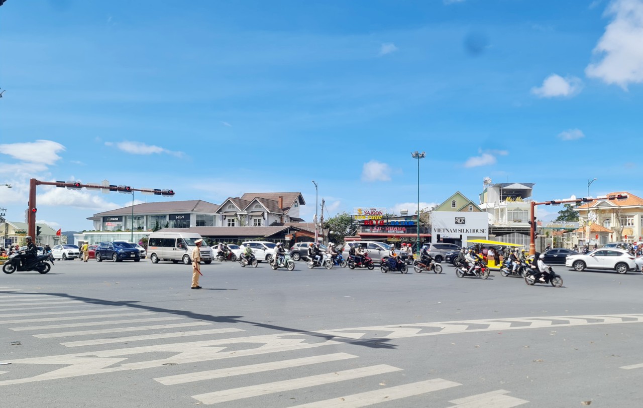 CSGT điều tiết xe tại nút giao thông Kim Cúc, Đà Lạt