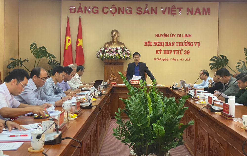 Đồng chí Đinh Văn Tuấn – Bí thư Huyện uỷ phát biểu tại Hội nghị