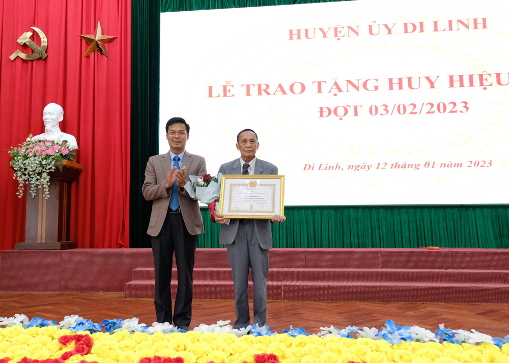 Đồng chí Đinh Văn Tuấn – Bí thư Huyện uỷ Di Linh trao Huy hiệu cho đảng viên 60 năm tuổi Đảng