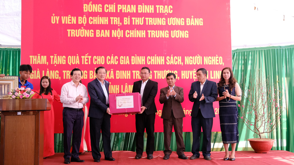 Đồng chí Phan Đình Trạc - Trưởng Ban Nội chính Trung ương và đồng chí Nguyễn Hữu Dũng – Phó Chủ tịch Uỷ ban Trung ương MTTQ Việt Nam tặng quà cho xã Đinh Trang Thượng