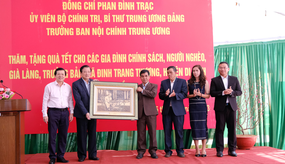 Đồng chí Phan Đình Trạc - Trưởng Ban Nội chính Trung ương tặng bức ảnh Bác Hồ và quà lưu niệm cho xã Đinh Trang Thượng