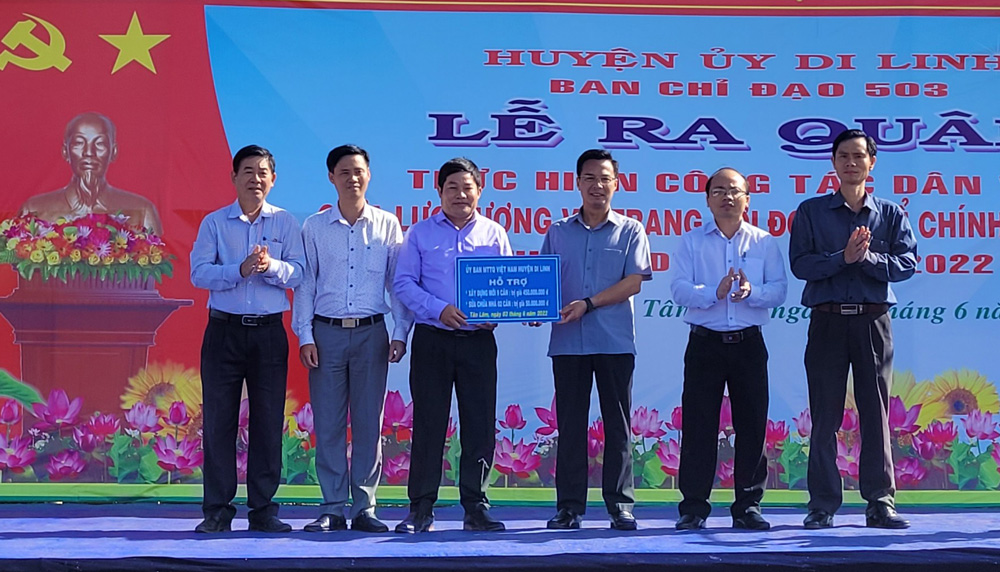 Lãnh đạo huyện Di Linh trao bảng hỗ trợ xây dựng các công trình trong đợt dân vận tập trung tại xã Tân Lâm