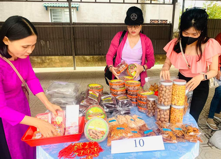 Đạ Tẻh: Phiên chợ Nhân ái giúp đỡ học sinh có hoàn cảnh khó khăn đón Tết
