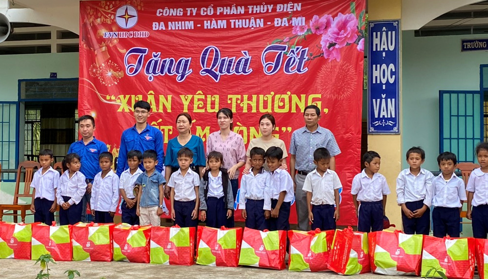 Trao quà cho các học sinh Trường tiểu học Lâm Sơn B, xã Lâm Sơn, huyện Ninh Sơn