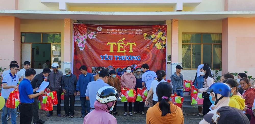 Tặng quà cho các hộ gia đình có hoàn cảnh khó khăn tại xã Đa Mi, huyện Hàm Thuận Bắc, tỉnh Bình Thuận