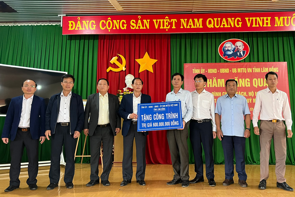 Trưởng Ban tổ chức Tỉnh uỷ đã tặng công trình trị giá 600 triệu đồng cho Đảng bộ, chính quyền và Nhân dân xã Gung Ré