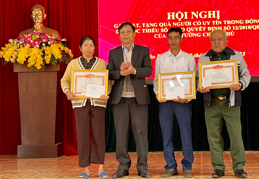 Ban Dân tộc tỉnh Lâm Đồng khen thưởng cho người có uy tín tại huyện Bảo Lâm