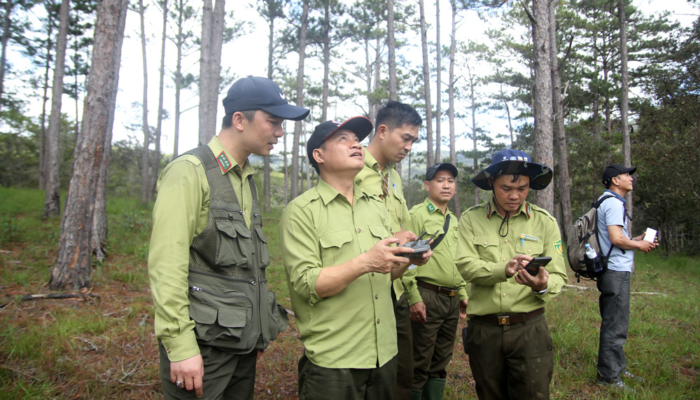 Ông Vàng Đình Hoàng - Phó Đội trưởng Đội Kiểm lâm Cơ động và Phòng cháy, chữa cháy rừng số 1, sử dụng flycam để quan sát rừng
