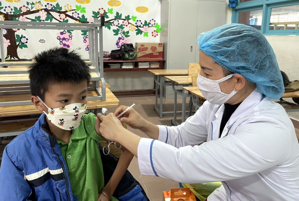 Tiếp tục thúc đẩy việc tiêm vắc xin phòng bệnh Covid-19, đặc biệt đối với các trường hợp nguy cơ cao, trẻ em từ 5 đến dưới 12 tuổi, nhất là ở TP Đà Lạt là địa phương du lịch