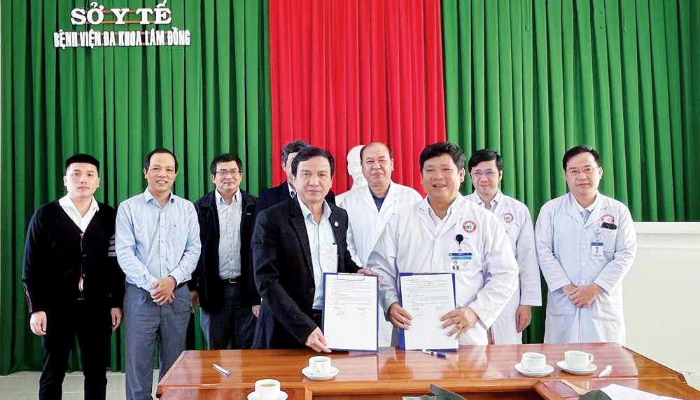 Giám đốc Bệnh viện Thống Nhất TP Hồ Chí Minh và BVĐK Lâm Đồng ký kết hợp tác chuyển giao kỹ thuật mới trong lĩnh vực can thiệp tim mạch