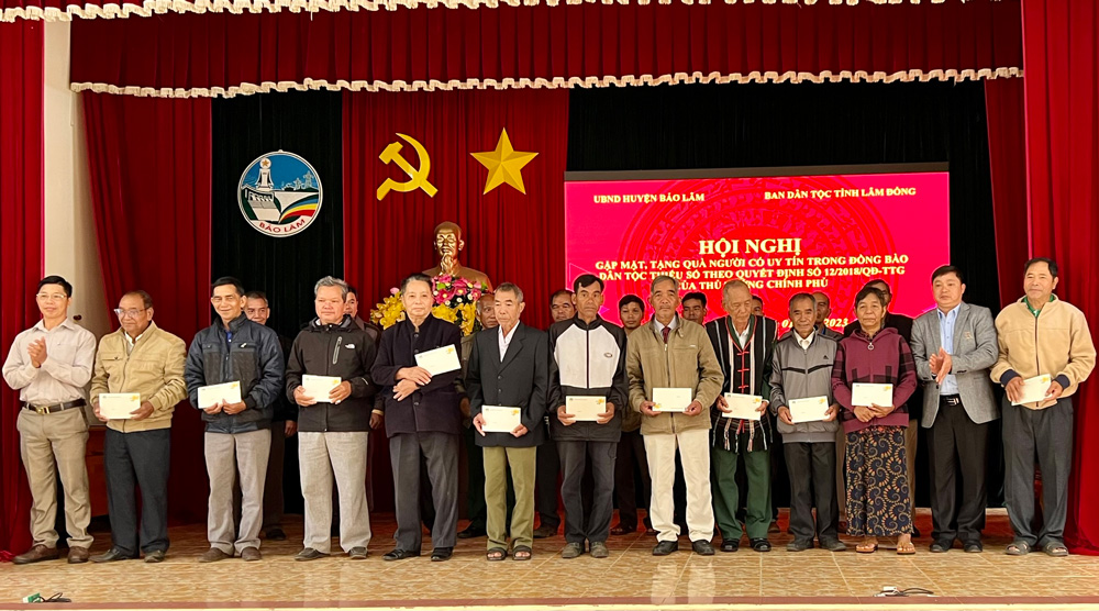 Ban Dân tộc tỉnh Lâm Đồng và huyện Bảo Lâm tặng quà tết cho người có uy tín