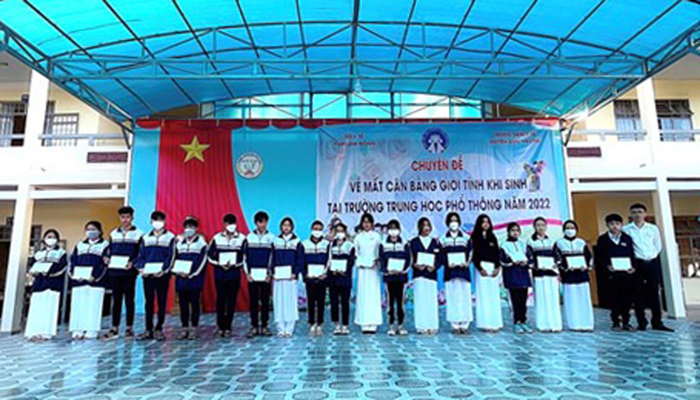 Trao học bổng cho các em học sinh Trường THPT Nguyễn Thái Bình