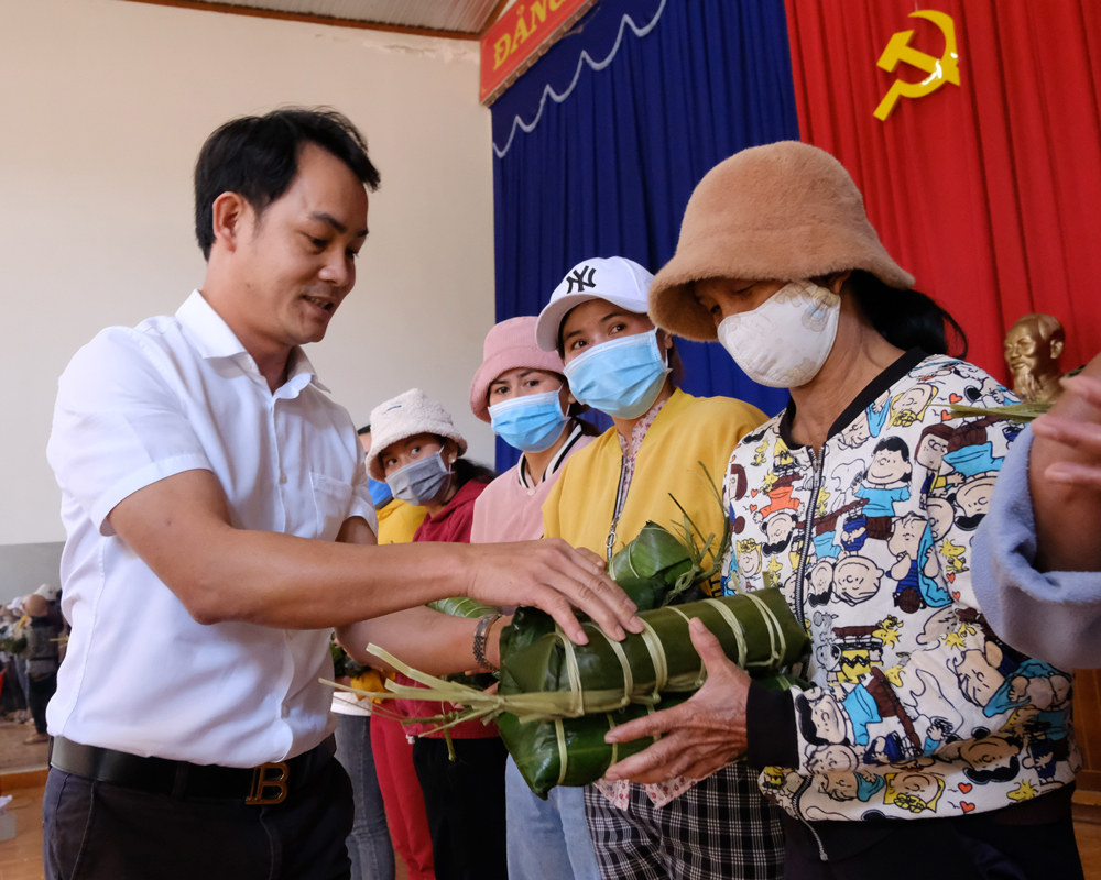 Ông Lê Minh Tuấn - Trưởng đại diện Báo Sài Gòn Giải Phóng tại Tây Nguyên và Nam Trung bộ trao quà chúc tết những người khó khăn tại Lâm Đồng. Ảnh: Hồng Thắm