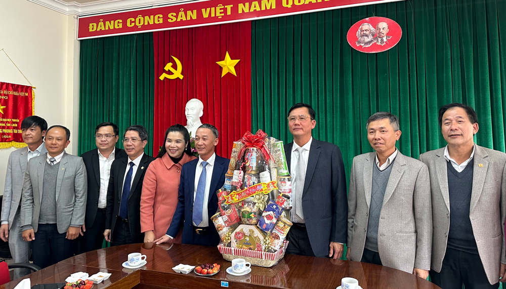 Chủ tịch UBND tỉnh Lâm Đồng Trần Văn Hiệp tặng quà và gửi lời chúc mừng tốt đẹp nhất đến lãnh đạo và người lao động nhân dịp đón xuân mới Quý Mão 2023