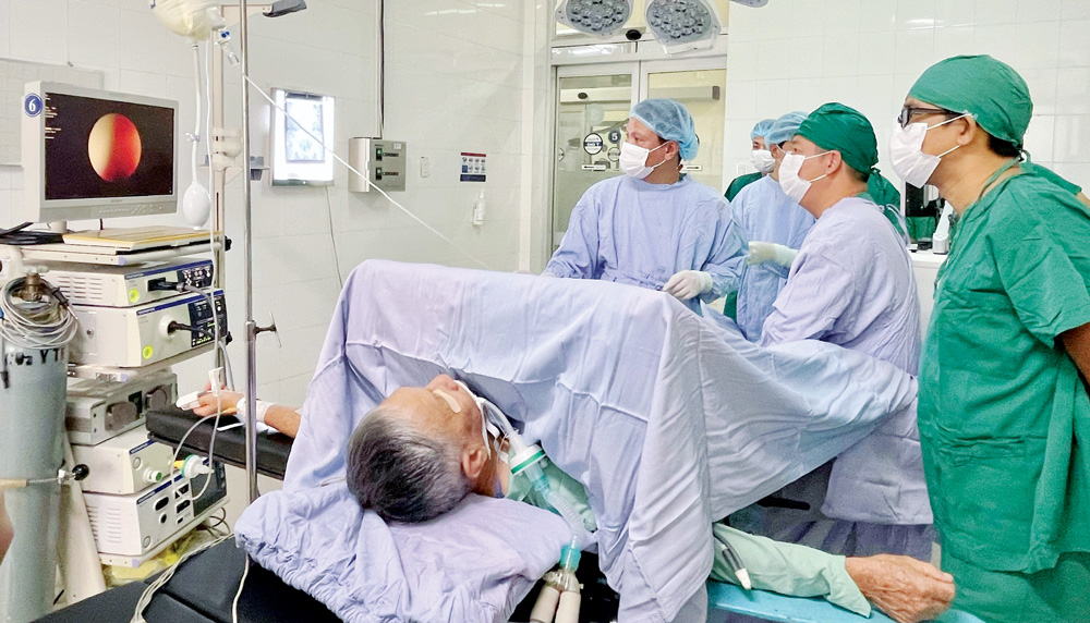 Các bác sĩ Bệnh viện Trung ương Huế và BVĐK Lâm Đồng cùng phối hợp triển khai kỹ thuật nội soi niệu quản tán sỏi ngược dòng bằng laser
