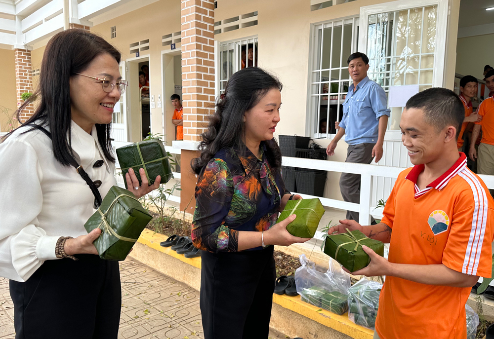 Tặng bánh, chia sẻ Tết Nhân ái cho các học viên Trung tâm cai nghiện tỉnh Lâm Đồng