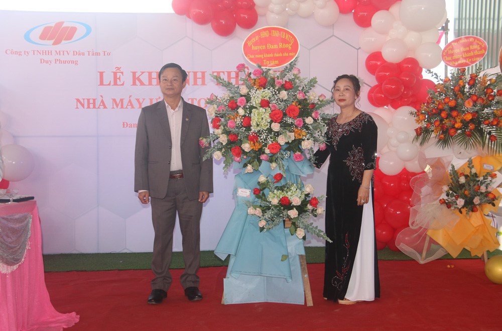 Ông Trương Hữu Đồng - Chủ tịch UBND huyện tặng hoa chúc mừng Công ty TNHH MTV Dâu tằm tơ Duy Phương