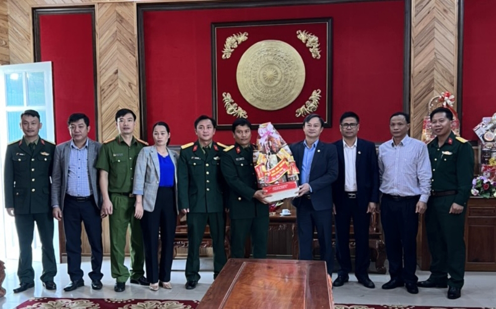 Đồng chí Trương Hữu Đồng – Chủ tịch UBND huyện cùng Đoàn công tác trao tặng quà Tết cho Đoàn Kinh tế Quốc phòng Lâm Đồng