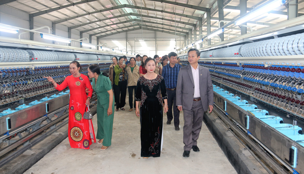 Ông Trương Hữu Đồng - Chủ tịch UBND huyện cùng các đại biểu và người dân tham quan nhà máy