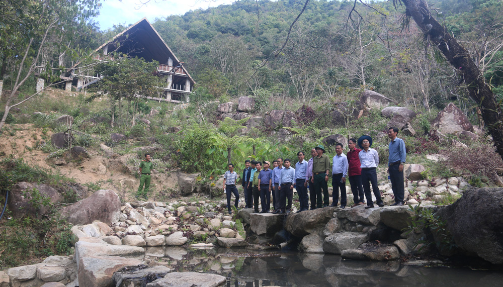 Đồng chí Nguyễn Văn Lộc - Bí thư Huyện ủy Đam Rông thăm tiến độ Dự án Khu du lịch sinh thái Suối nước nóng