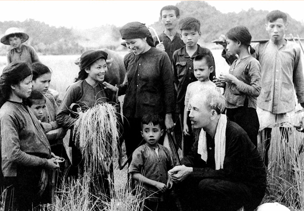 Chủ tịch Hồ Chí Minh thăm đồng bào Hùng Sơn, xã Phục Linh, huyện Đại Từ, tỉnh Thái Nguyên năm 1954. Ảnh: Tư liệu