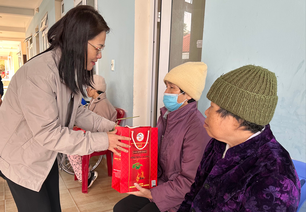 Tổng Biên tập Báo Lâm Đồng Hồ Lan trao quà và thăm hỏi các cụ già neo đơn