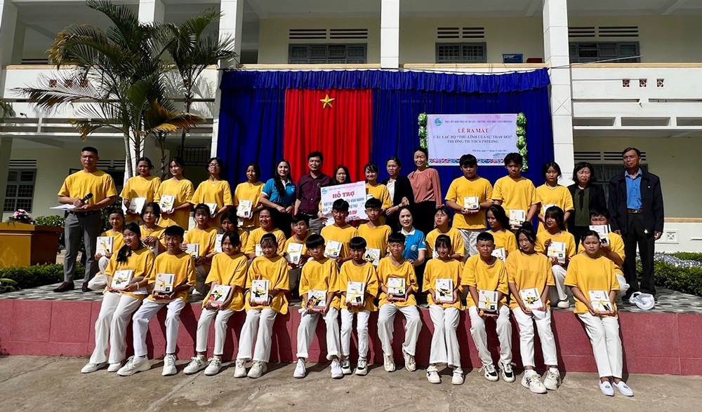 Hội LHPN huyện Lâm Hà ra mắt Câu lạc bộ Thủ lĩnh của sự thay đổi tại Trường TH-THCS Prteing