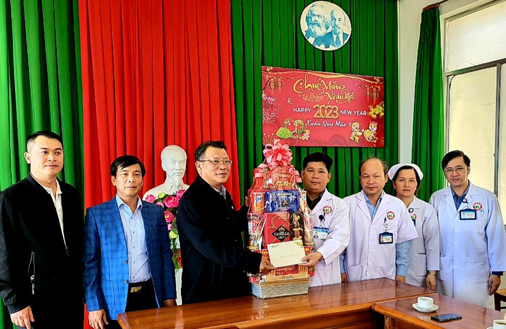 Ông Nguyễn Tạo - Phó Trưởng đoàn chuyên trách Đoàn ĐBQH Lâm Đồng thăm và tặng quà Bệnh viện Đa khoa tỉnh