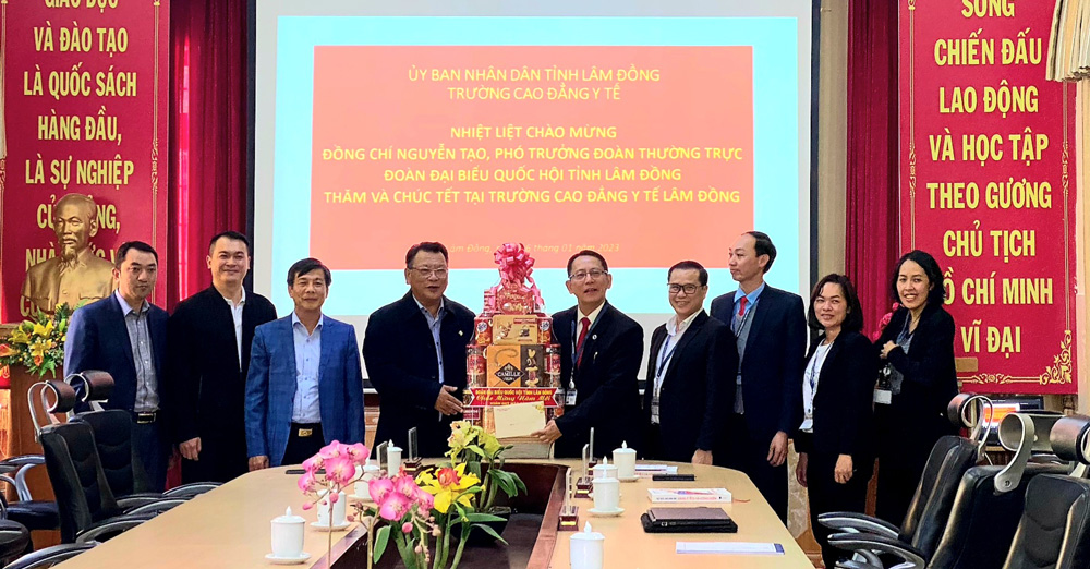 Ông Nguyễn Tạo - Phó Trưởng đoàn chuyên trách Đoàn ĐBQH Lâm Đồng thăm và tặng quà Trường Cao đẳng Y tế Lâm Đồng