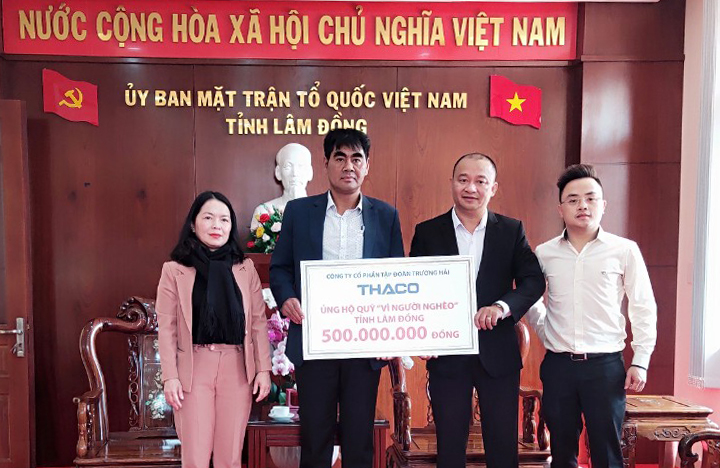 Đại diện Công ty CP ô tô Trường Hải chi nhánh Lâm Đồng trao bảng mệnh giá 500 triệu đồng cho Quỹ Vì người nghèo tỉnh