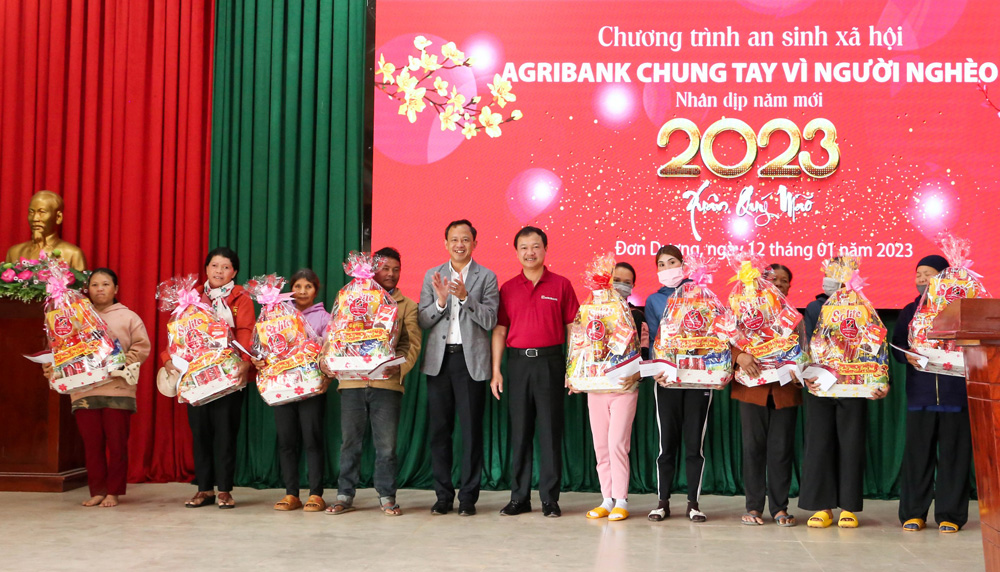 Ông Nguyễn Quang Tùng và ông Trương Văn Tùng – Bí thư Huyện uỷ Đơn Dương (giữa) trao quà cho các hộ có hoàn cảnh khó khăn của huyện Đơn Dương