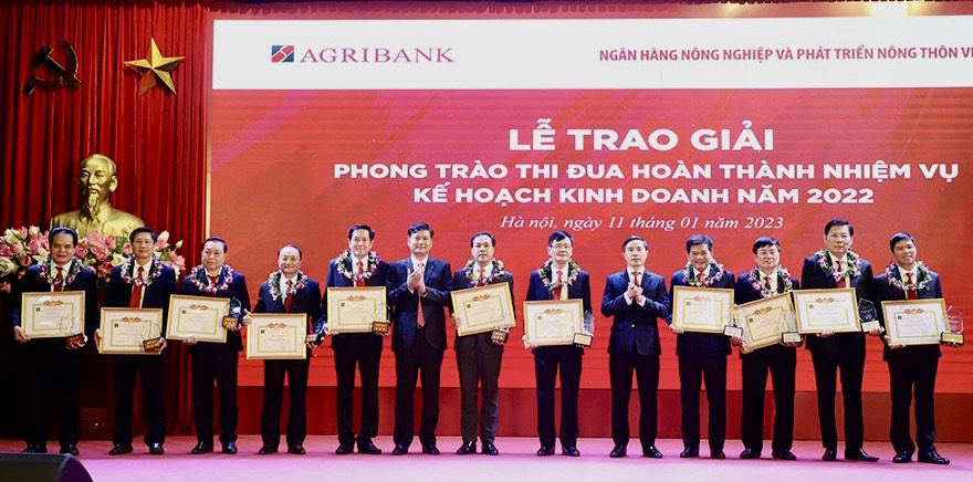 Ông Nguyễn Xuân Hoà - Giám đốc Agribank chi nhánh tỉnh Lâm Đồng (bìa phải) nhận khen thưởng