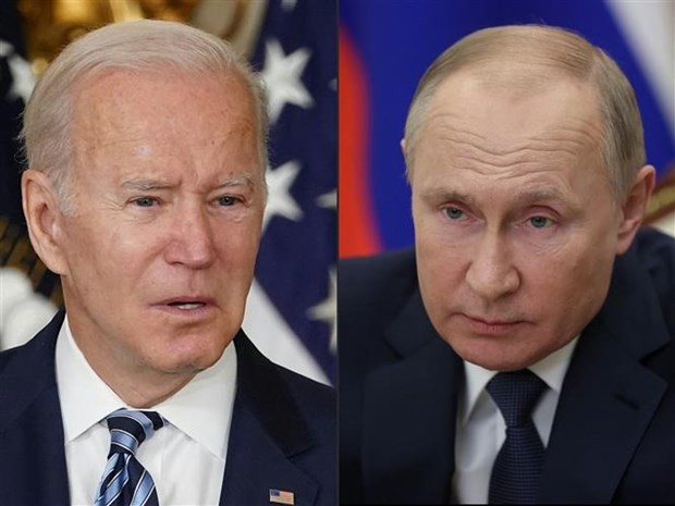 Tổng thống Nga Vladimir Putin (phải) và Tổng thống Mỹ Joe Biden