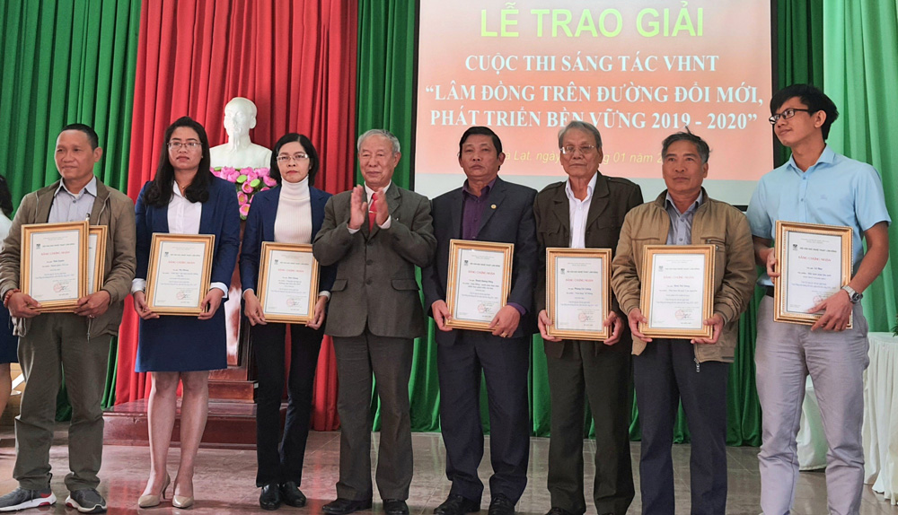 Trao giải cho các tác giả trong Cuộc thi Lâm Đồng trên đường đổi mới, phát triển bền vững 2019-2020