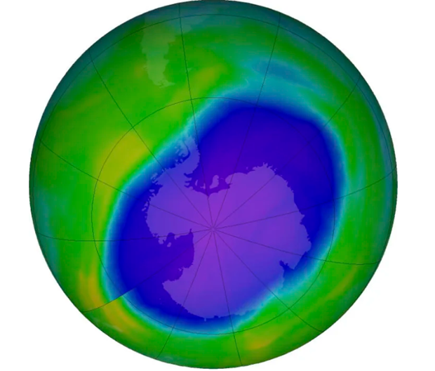 Trong hình ảnh do NASA công bố, màu xanh lam và màu tím cho thấy lỗ thủng trong tầng ozone bảo vệ Trái đất ở Nam Cực vào ngày 5/10/2022