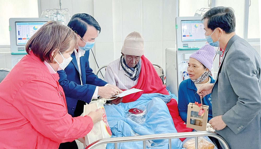 Phó Chủ tịch UBND tỉnh Lâm Đồng Phạm S thăm, tặng quà Tết cho bệnh nhân tại Bệnh viện Đa khoa Lâm Đồng.