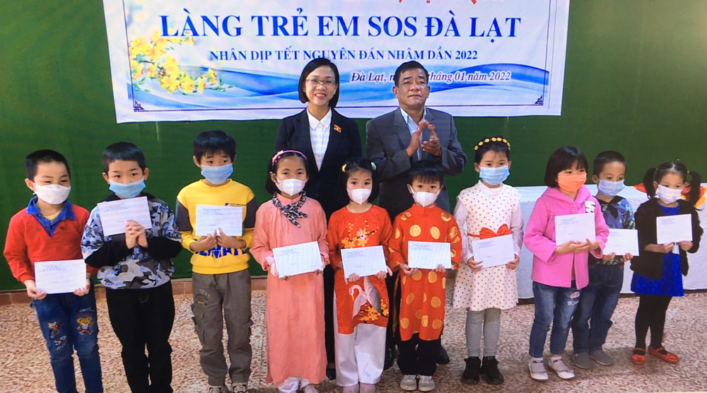 Đại diện Đoàn Đại biểu Quốc hội tỉnh trao quà cho trẻ em Làng SOS Đà Lạt
