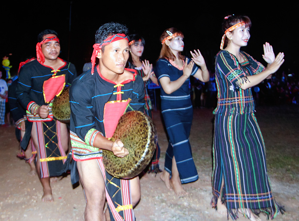 Đồng bào DTTS ở huyện Đạ Huoai luôn nỗ lực lưu giữ văn hóa cồng chiêng, cùng các điệu múa