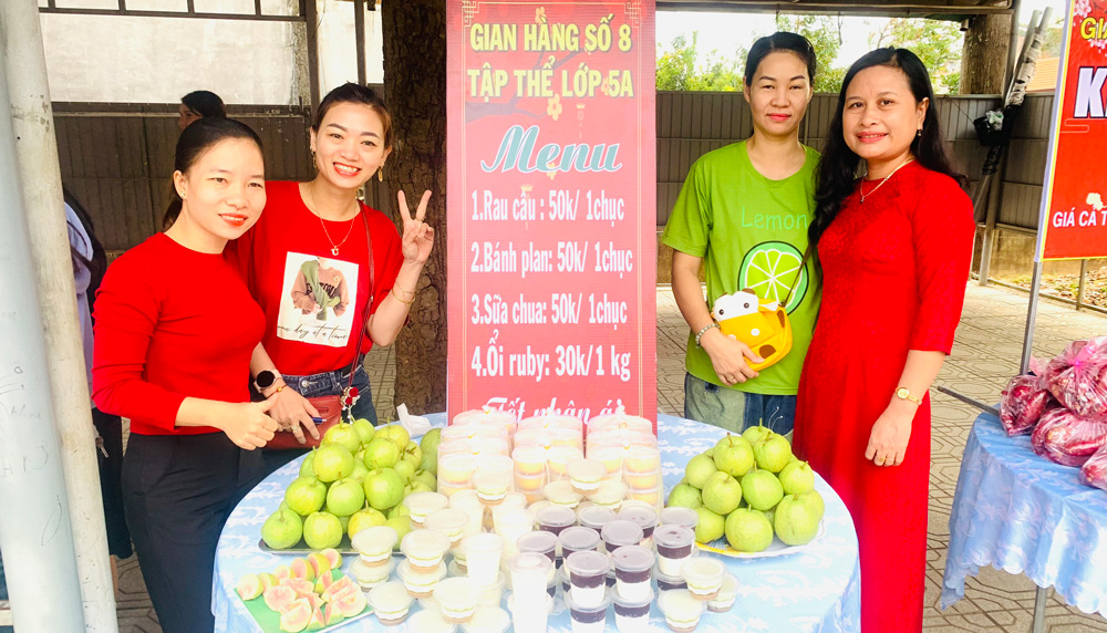 Một gian hàng tại Phiên chợ Nhân ái của Trường Tiểu học Quang Trung