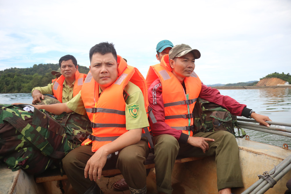 Dù tuần tra bằng đường bộ hay đường thủy, những người giữ rừng vẫn cố gắng hoàn thành nhiệm vụ được giao
