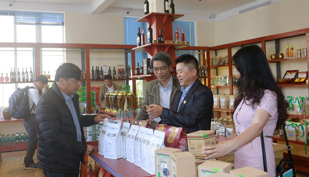 Các sản phẩm OCOP của huyện Lạc Dương được trưng bày tại Trung tâm Giới thiệu sản phẩm OCOP huyện. Ảnh: Việt Hùng